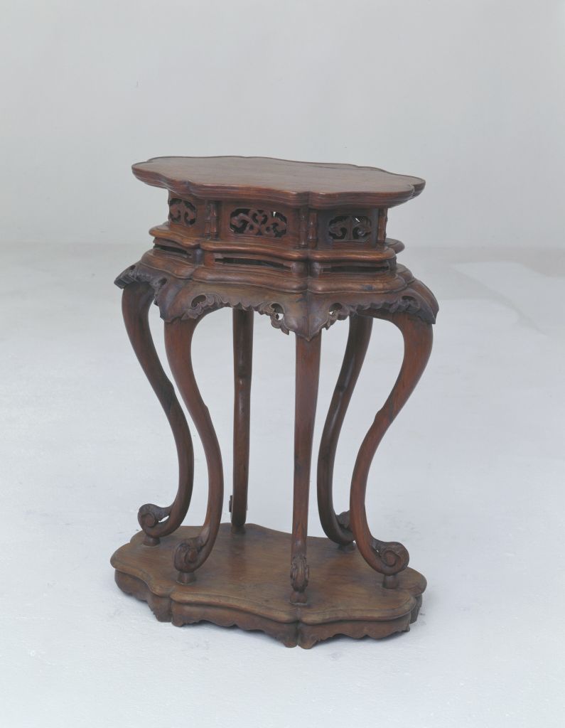 图片[1]-Yellow flower pear wood lotus leaf type six-legged table-China Archive